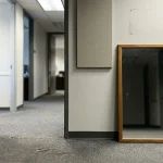 de-spiegel-tegenover-de-deur-in-het-kantoor-verpest-de.webp.webp
