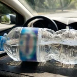 een-gewone-fles-water-in-een-hete-auto-verbergt-een.webp.webp