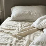 Het geheim van gemakkelijk wakker worden ligt in het opgeven van je smartphone op je buik het-geheim-van-gemakkelijk-wakker-worden-ligt-in-het-opgeven.webp.webp