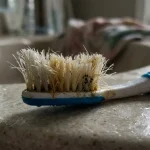 het-verborgen-gevaar-in-de-badkamer-of-waarom-de-borstel.webp.webp